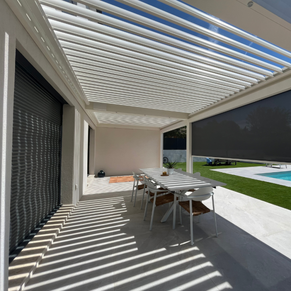 Quels sont les avantages d'un store zip par rapport à un store traditionnel ? Cauchi Design Marseille vous explique.