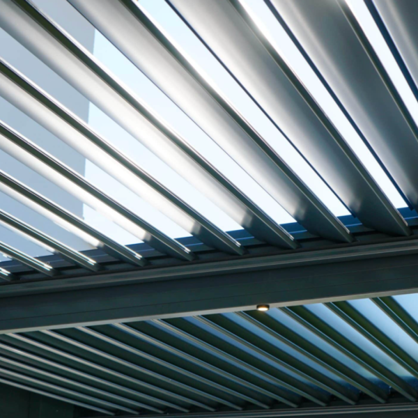 A quoi servent les lames de la pergola bioclimatique ? Cauchi Design Marseille vous explique