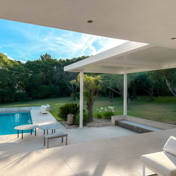 Quelles sont les différences entre une pergola bioclimatique et une pergola traditionnelle ?