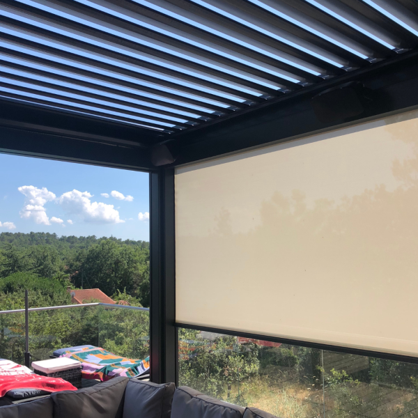 Pourquoi ajouter un store à votre pergola bioclimatique à lames orientables Cauchi Design à Martigues ?