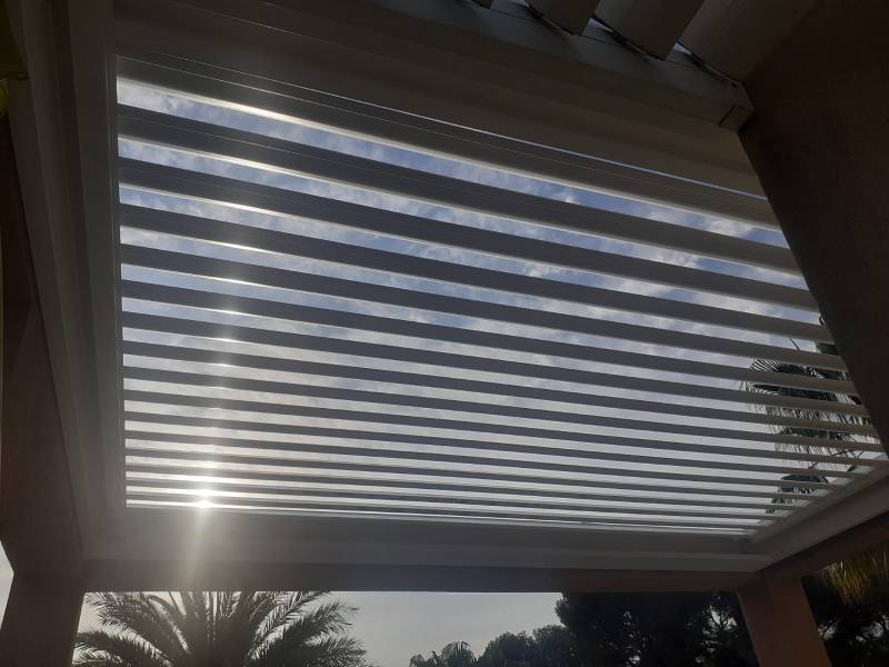 Lames de la pergola bioclimatique parallèles ou perpendiculaires à la façade ? Cauchi Design vous explique !