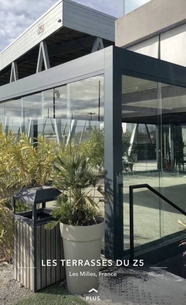 Pergola bioclimatique installée par Cauchi Design au Z5 Aix en provence