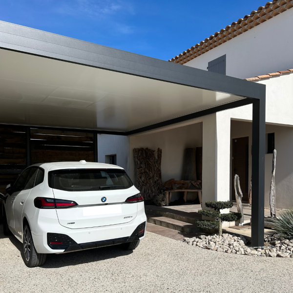 Quel est le prix moyen d'un carport en aluminium à Ventabren dans les Bouches-du-Rhône ?