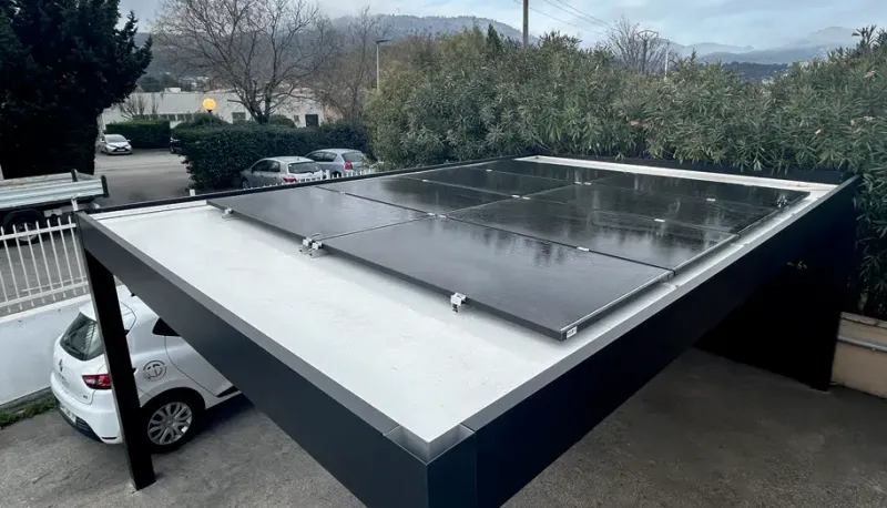 abri de voiture avec panneaux solaires