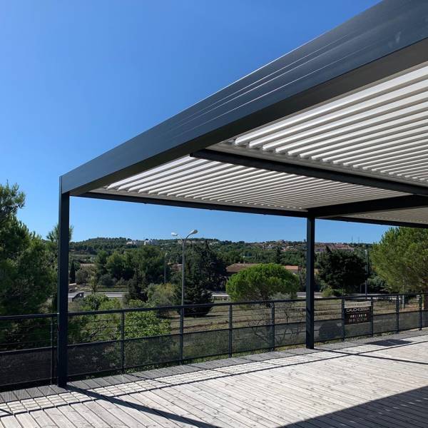 Pergola bioclimatique restaurant par Cauchi Design