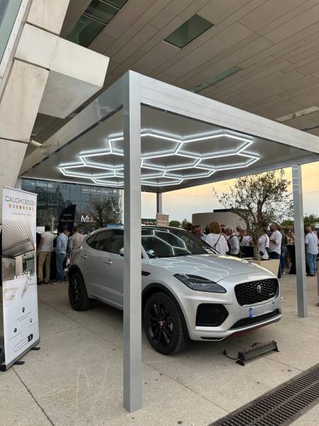 Découvrez notre nouvelle création, l'abri pour voitures en aluminium Reduxa, qui marie minimalisme et raffinement, à Marseille.