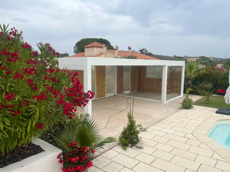 Installation d'un poolhouse Cauchi Design en aluminium proche de votre piscine à Allauch