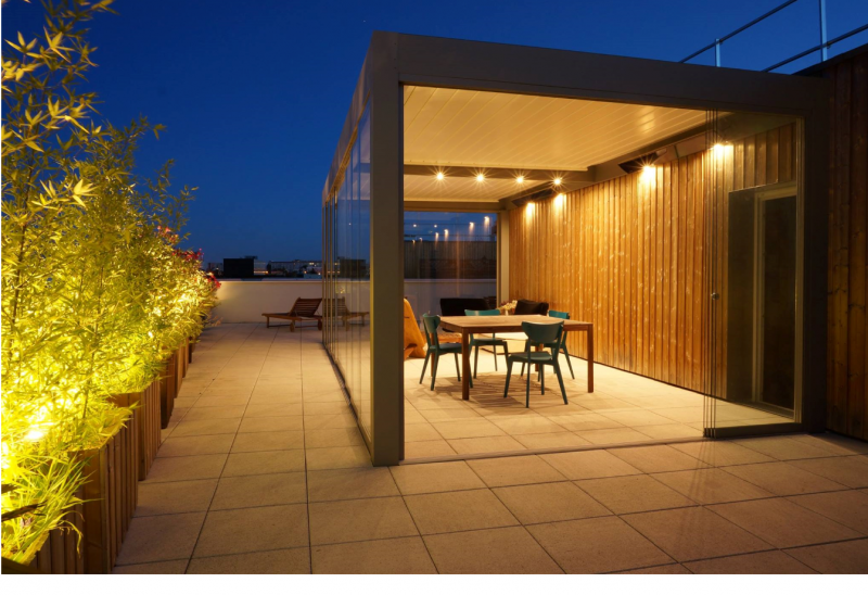 Pergola bioclimatique et coulissant en verre par Cauchi Design