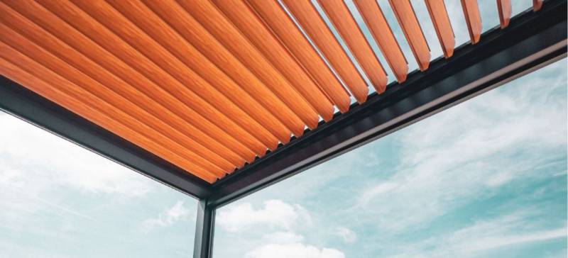 Votre pergola bioclimatique effet bois à prix exceptionnel.