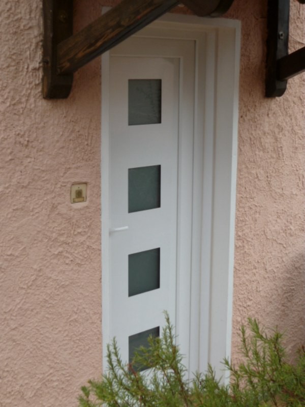 Porte d'entrée blanche décorative par Cauchi Design à Allauch