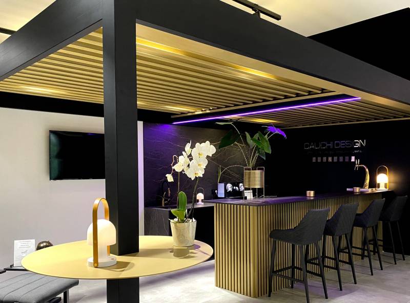 installation pergola noire et or sur mesure près d'un jardin marseille bdr