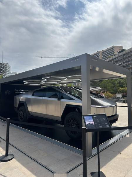Le Cybertruck de Tesla fait une entrée remarquée au salon événement Top Marques Monaco sous le carport Cauchi Design !