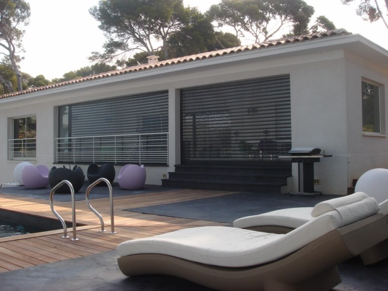 Villa plein pied design avec volets roulants transparents