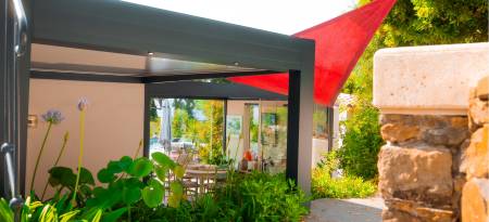 Cauchi Design -  Conception et pose d'une pergola bioclimatique 4x3m en aluminium à lames orientables et rétractables avec motorisation à Plan-de-Campagne près de Cabriès 13480