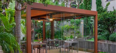 Cauchi Design -  Création d'une pergola bioclimatique sur mesure autoportée avec système d'étanchéité intégré pour une villa design et moderne à Allauch 13190 près de Marseille