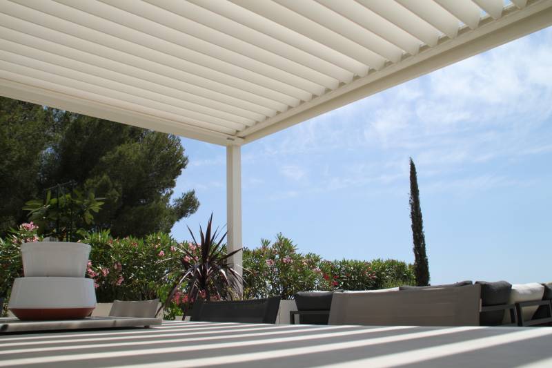 Cauchi Design -  Fabricant de pergolas bioclimatiques bas carbone sur mesure pour une villa à Aix-en-Provence 13100